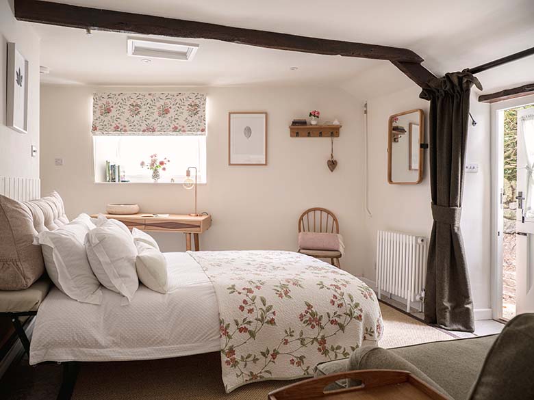 solo retreat self catering accommodation in pen selwood somerset